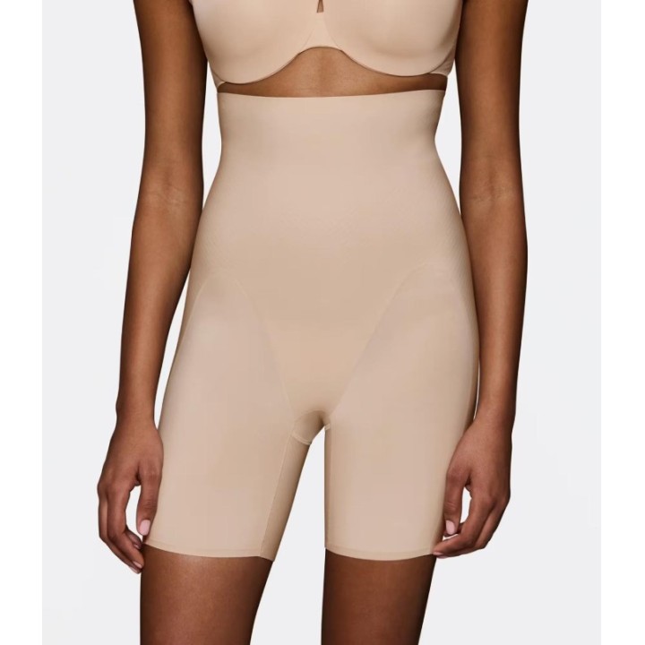 Short alto moldeador Triumph Body Make-Up Illusion Curve Super HW Mid-Thigh